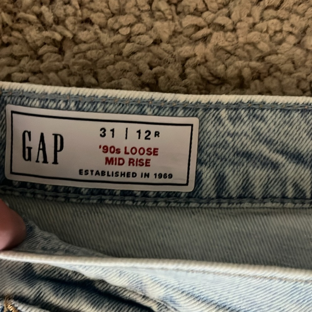 Gap 90s loose fit mid rise jeans. Size 31/12. - Picture 2 of 4